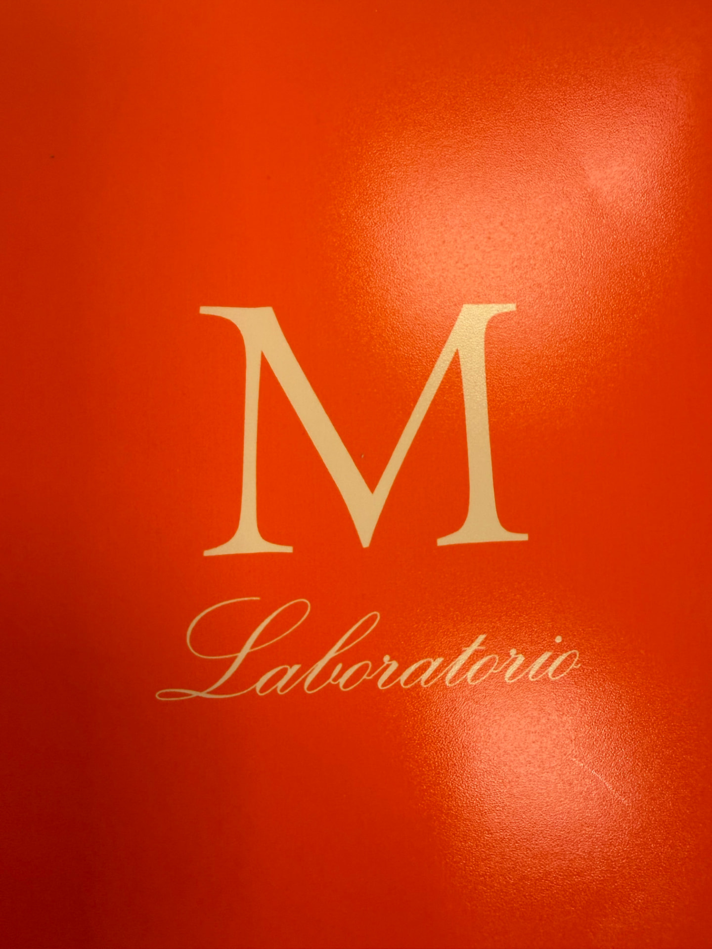 Oranžová deska s lockupem M Laboratorio